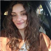 Laureata scienze tecniche farmaceutiche, con esperienza all' estero